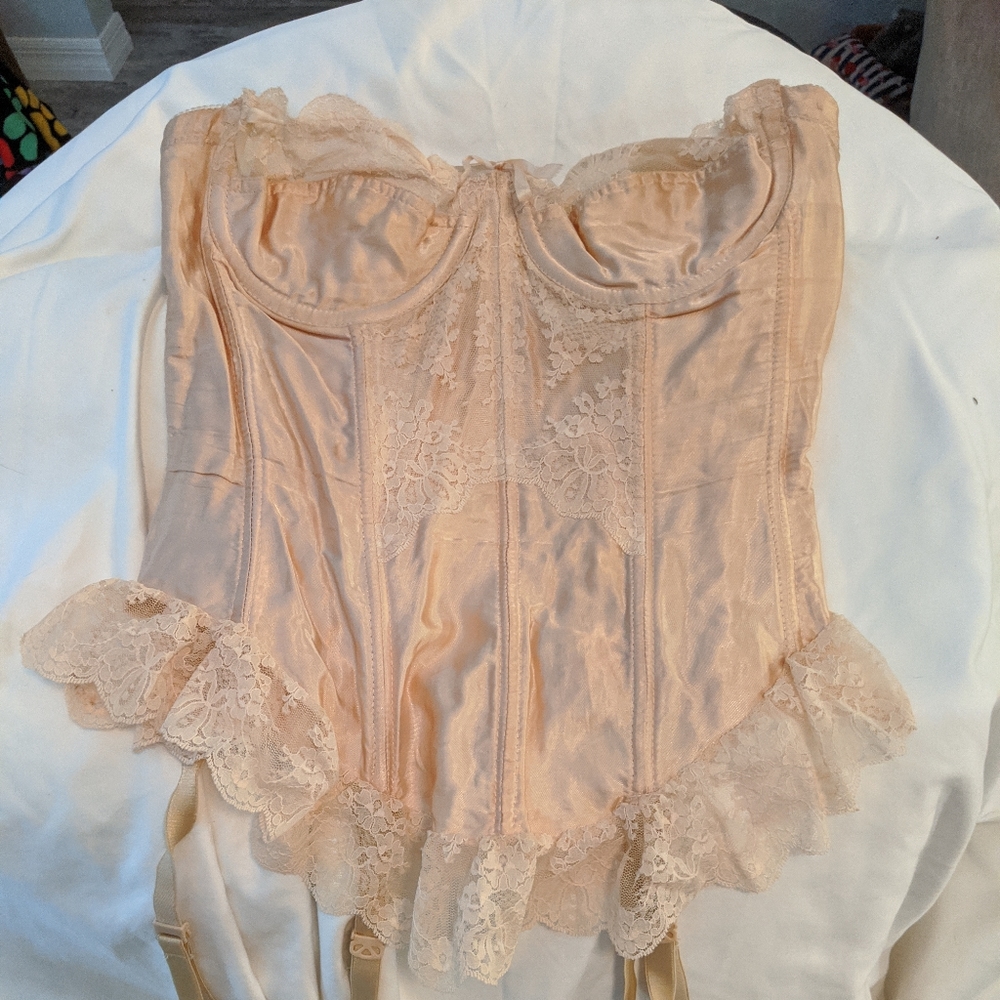 Corset with garters